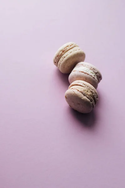 Composição Deliciosos Macaroons Coloridos Mesa Roxa Sobremesa Doce — Fotografia de Stock