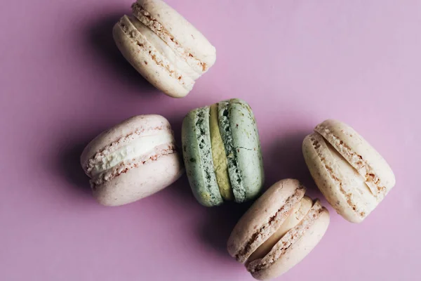 Komposition Von Köstlichen Bunten Makronen Auf Violettem Tisch Süßes Dessert — Stockfoto