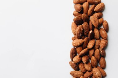 badem kopya alanı, sağlıklı beslenme kavramı ile beyaz zemin üzerine yığını