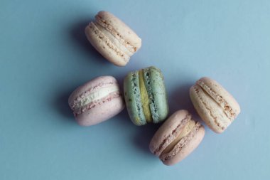 kompozisyon mavi masada, tatlı tatlı lezzetli macaroons 