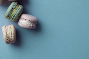 kompozisyon mavi masada, tatlı tatlı lezzetli macaroons 