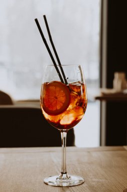 buz küpleri, limon ve ahşap masa üzerinde uçan kuştan lezzetli kokteyl