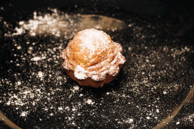 siyah masada pudra şekeri ile lezzetli tatlı kek