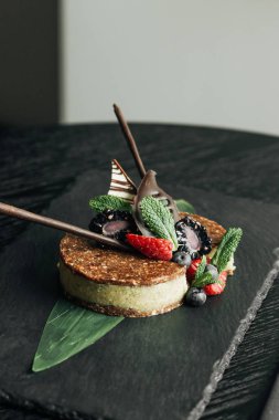 lezzetli tatlı taş levha üzerinde taze çilek ile 