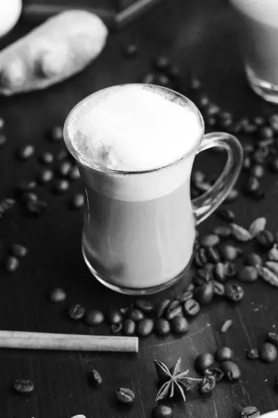 Xícara Delicioso Café Com Leite Mesa Preta Preto Branco — Fotografia de Stock