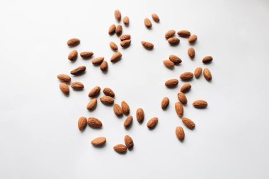  Beyaz arka plan üzerinde sağlıklı beslenme kavramı dağınık badem