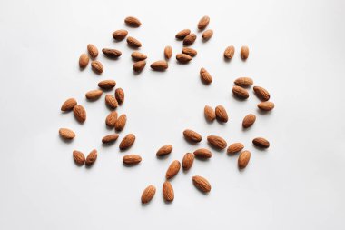  Beyaz arka plan üzerinde sağlıklı beslenme kavramı dağınık badem