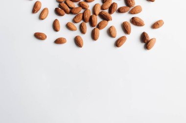  Beyaz arka plan üzerinde sağlıklı beslenme kavramı dağınık badem