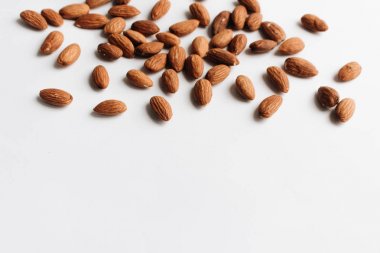  Beyaz arka plan üzerinde sağlıklı beslenme kavramı dağınık badem