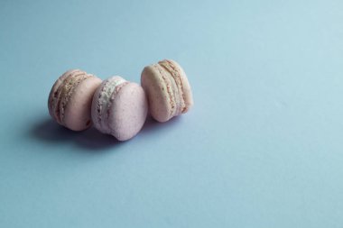 kompozisyon tatlı tatlı mavi masada üç lezzetli macaroons 