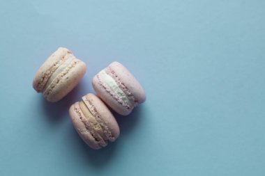 kompozisyon tatlı tatlı mavi masada üç lezzetli macaroons 