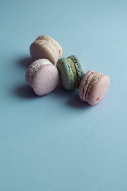 kompozisyon mavi masada, tatlı tatlı lezzetli macaroons 