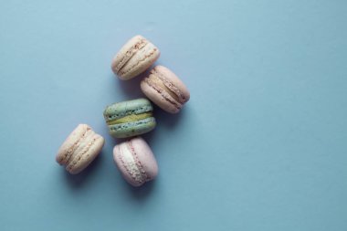 kompozisyon mavi masada, tatlı tatlı lezzetli macaroons 