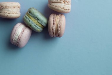 kompozisyon mavi masada, tatlı tatlı lezzetli macaroons 