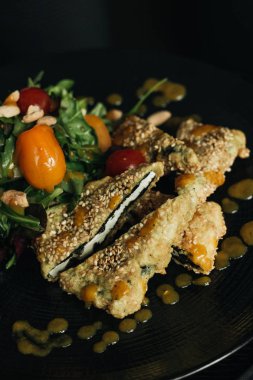 siyah plaka üzerinde taze yeşil salata