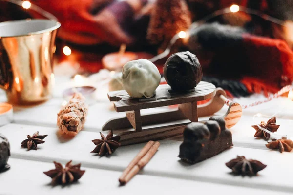 Κεράσματα Σοκολάτας Στο Μικρό Ξύλινο Έλκηθρο Χριστουγεννιάτικη Διακόσμηση — Φωτογραφία Αρχείου