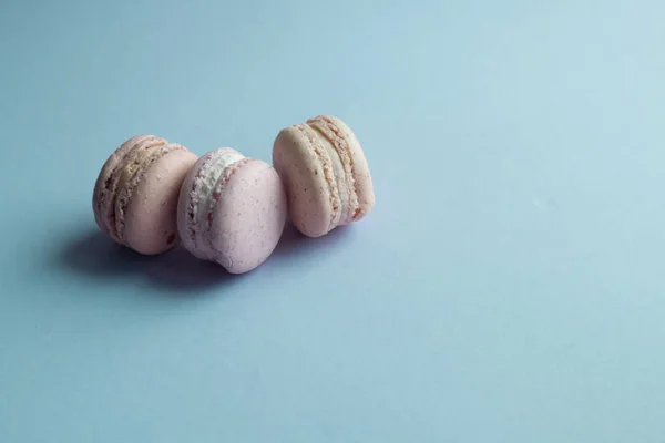 Composição Três Deliciosos Macaroons Mesa Azul Sobremesa Doce — Fotografia de Stock