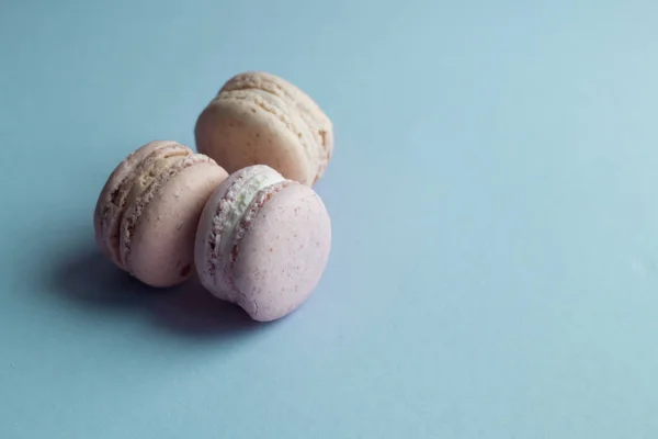 Composición Tres Deliciosos Macarrones Sobre Mesa Azul Postre Dulce —  Fotos de Stock