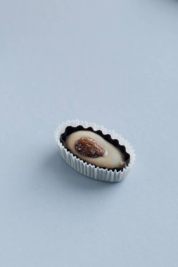 lezzetli pralin tatlı badem üzerinde mavi arka plan ile