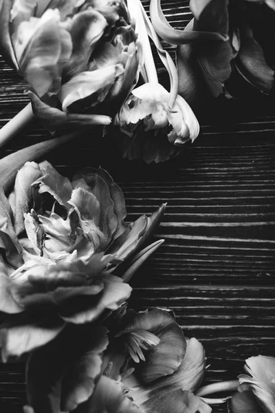 Compoziție Frumoasă Primăvară Flori Delicate Fundal Din Lemn Alb Negru — Fotografie, imagine de stoc