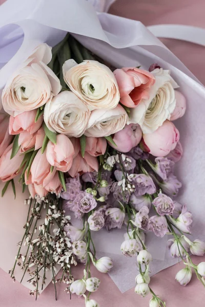 Prachtige Lente Boeket Met Tedere Ranunculus Bloemen Tulpen Elegante Florale — Stockfoto