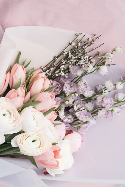 Piękna Wiosna Bukiet Przetargu Jaskier Kwiaty Tulipany Eleganckie Dekoracje Kwiatowe — Zdjęcie stockowe