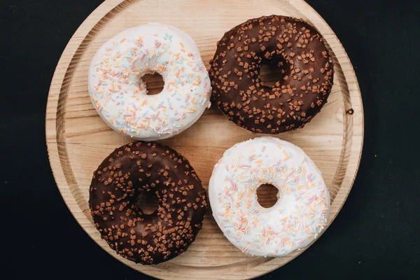 Zoete Zelfgemaakte Donuts Met Suiker Hagelslag Chocolade Glazuur Houten Bord — Stockfoto