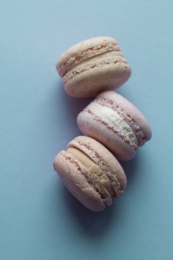 kompozisyon mavi masada, tatlı tatlı lezzetli macaroons 