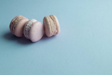 kompozisyon mavi masada, tatlı tatlı lezzetli macaroons 