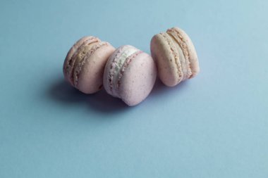 kompozisyon mavi masada, tatlı tatlı lezzetli macaroons 