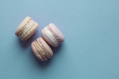 kompozisyon mavi masada, tatlı tatlı lezzetli macaroons 
