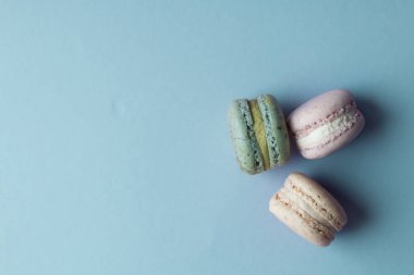 kompozisyon mavi masada, tatlı tatlı lezzetli macaroons 