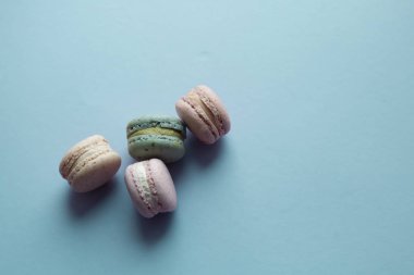 kompozisyon mavi masada, tatlı tatlı lezzetli macaroons 