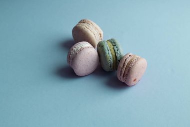 kompozisyon mavi masada, tatlı tatlı lezzetli macaroons 