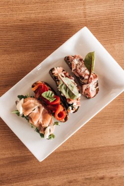 Beyaz tabakta lezzetli taze bruschettas kümesi 