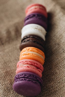 kompozisyon üzerinde çul şekerli tatlı lezzetli renkli macaroons 