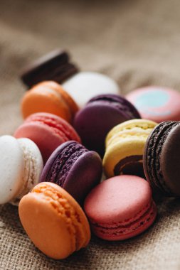 kompozisyon üzerinde çul, tatlı tatlı lezzetli renkli macaroons 