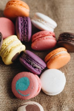 kompozisyon üzerinde çul, tatlı tatlı lezzetli renkli macaroons 