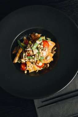 tohum ve siyah plaka üzerinde sebze taze sağlıklı yemek