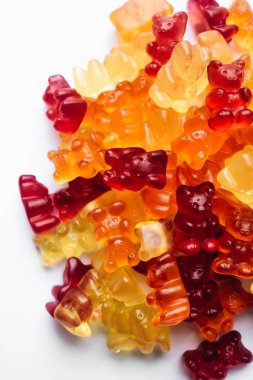 renkli şeker, meyve şekerleri, beyaz arka plan üzerinde sakız ağacı 