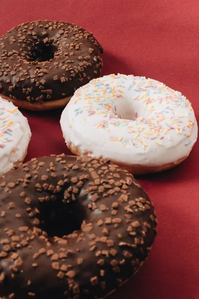 Süße Hausgemachte Donuts Mit Zuckerstreusel Und Schokoladenglasur Obendrauf — Stockfoto