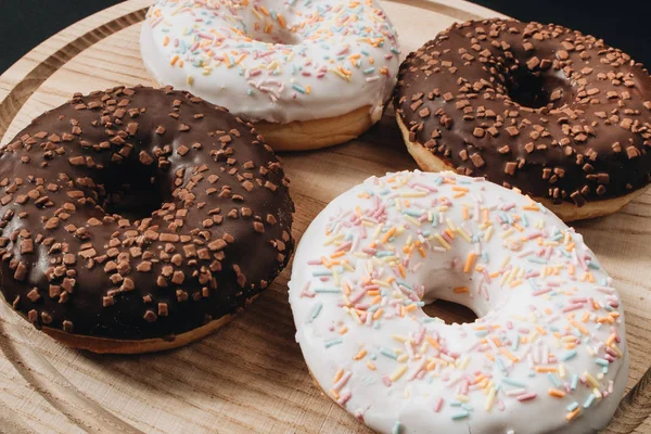 Zoete Zelfgemaakte Donuts Met Suiker Hagelslag Chocolade Glazuur Houten Bord — Stockfoto