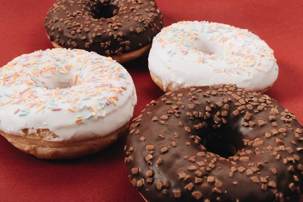 Donuts Caseiros Doces Com Polvilhas Açúcar Esmalte Chocolate Cima — Fotografia de Stock