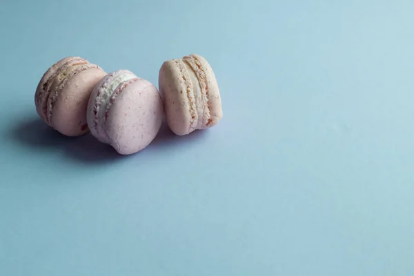 Composition Délicieux Macarons Sur Table Bleue Dessert Sucré — Photo