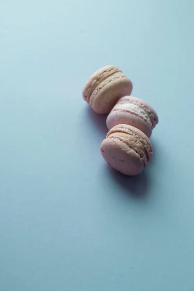 Composition Délicieux Macarons Sur Table Bleue Dessert Sucré — Photo