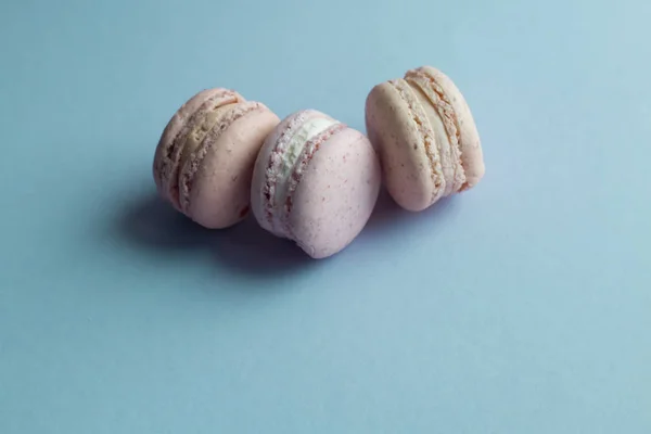 Composición Deliciosos Macarrones Sobre Mesa Azul Postre Dulce —  Fotos de Stock