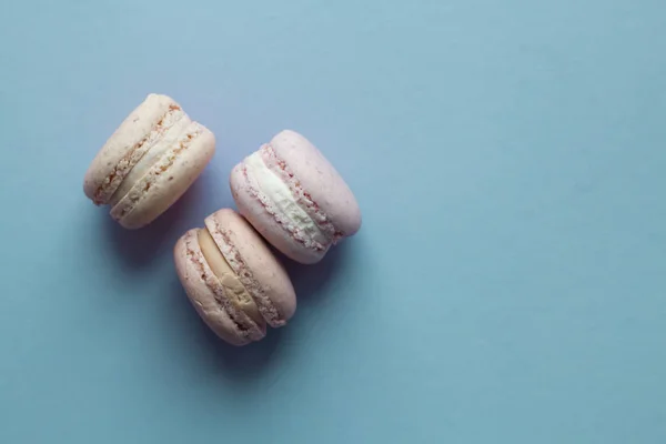 Composition Délicieux Macarons Sur Table Bleue Dessert Sucré — Photo