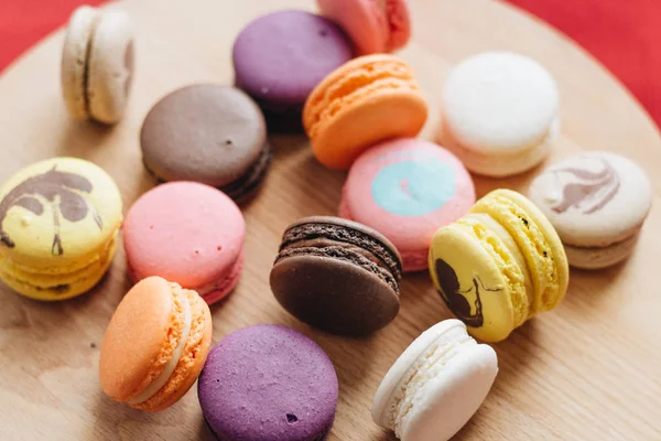 kompozisyon üzerinde ahşap masa, tatlı tatlı lezzetli renkli macaroons 