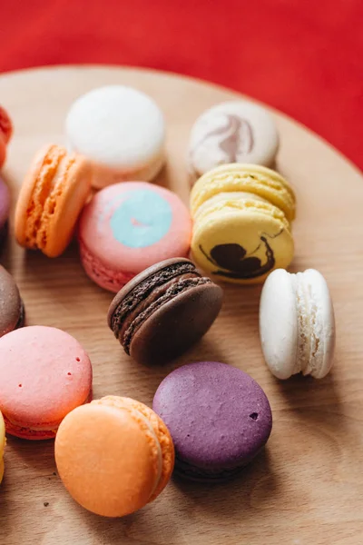 kompozisyon üzerinde ahşap masa, tatlı tatlı lezzetli renkli macaroons 