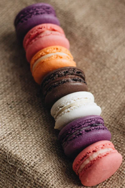 Composição Deliciosos Macaroons Coloridos Pano Saco Sobremesa Doce — Fotografia de Stock